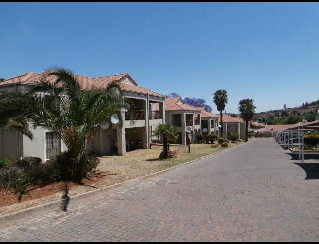 2 BEDROOM TOWNHOUSE FOR SALE IN OAKDENE
